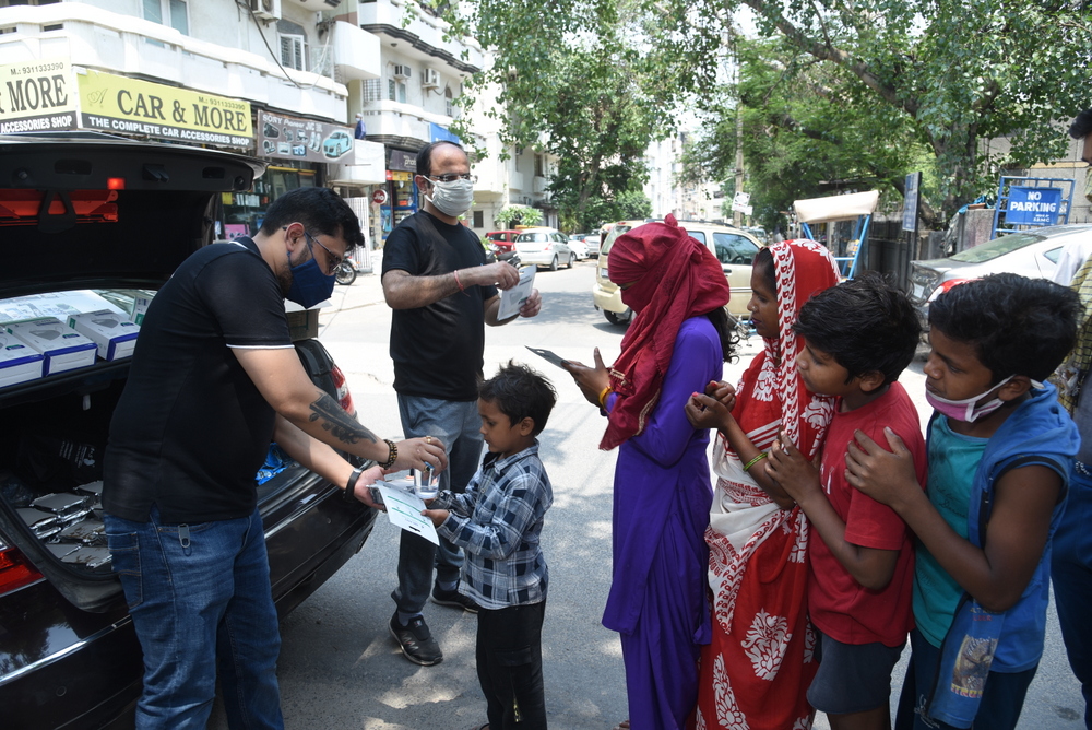 Muscle And Strength India distributing masks and other essentials to homeless people, daily wage labourers, domestic workers, roadside dwellers and low-income workers